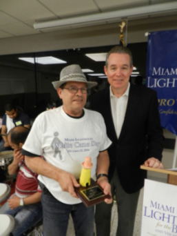 Hugo Meneses, representing Noven Pharmaceuticals, and emcee John Morales, NBC 6 Miami.